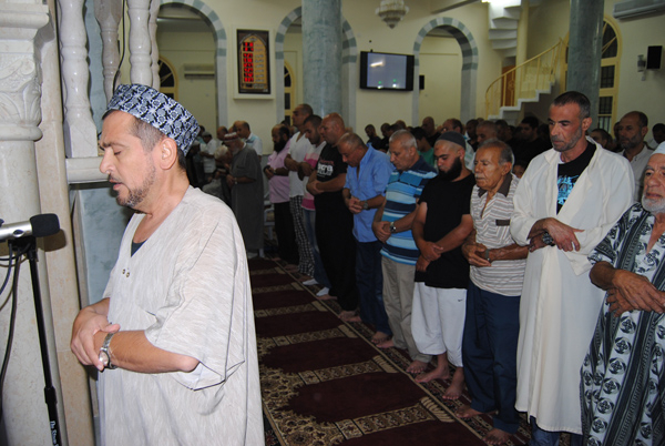  بالصور: مساجد يافا "الجبلية، المحمودية، النزهة" تتزيّن بوفود العباء إحياء لليلة القدر 